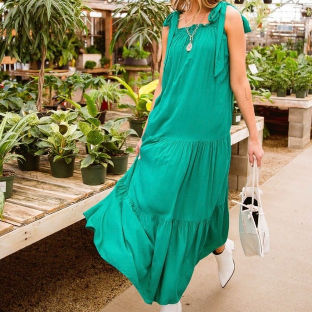 NWT André by Unit Kelly Green Tiered Maxi Dress with Tie Straps Size Medium